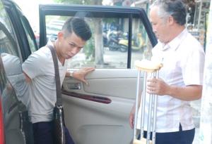 Anh Khoa đã tự sang Singapore điều trị chấn thương