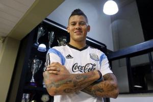 Trung vệ Marcos Rojo đã từ chối 3 CLB để ở lại M.U