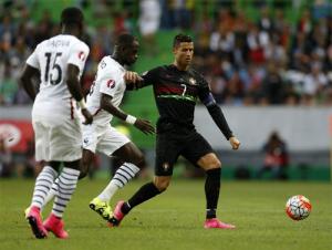 BĐN 0-1 Pháp: Ronaldo tịt ngòi, tân binh tuổi teen kỷ lục của M.U được ra mắt