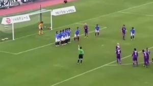 Màn phối hợp sút phạt thành bàn rắc rối nhất thế giới
