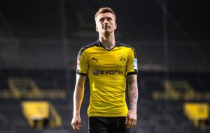 Marco Reus trổ tài bịt mắt sút phạt trúng xà ngang