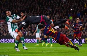 Barca được khẳng định nhận quả 11m "ma" trong chiến thắng Betis
