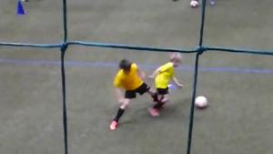 Chú nhóc 9 tuổi xử lý bóng không thua gì ngôi sao Messi