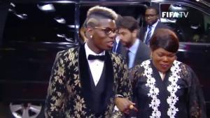 Mẹ con tiền vệ Pogba ăn mặc siêu thảm họa ở Lễ trao giải QBV FIFA 2015