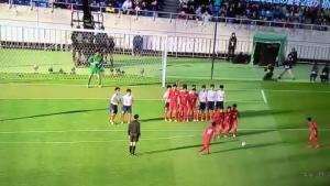 Pha đá phạt siêu dị thành bàn nhờ lách luật