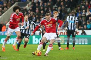 Rooney đá tiền vệ: Giải pháp hợp lý cho M.U