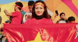 Dung nhan fan nữ Việt Nam xinh đẹp làm dậy sóng khán đài tại Qatar