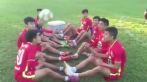 Dàn cầu thủ HAGL bày trò đánh đầu chuyền bóng vào rổ