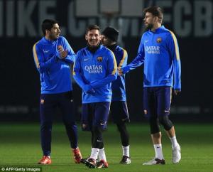 Messi vui vẻ xỏ háng Suarez ở buổi tập đầu năm 2016 của Barca