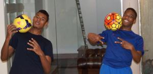 Hai sao trẻ của Arsenal và... Chelsea bày trò trước thềm đại chiến