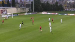 Siêu phẩm... đá phản lưới nhà