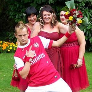 Chú rể diện quần đùi áo số của Arsenal vào lễ đường