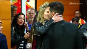 HLV Simeone vui vẻ khóa môi fan nữ