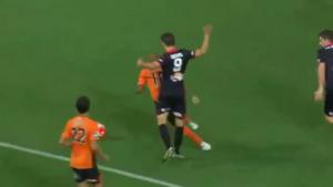 Pha ăn vạ kiếm penalty siêu đẳng cấp