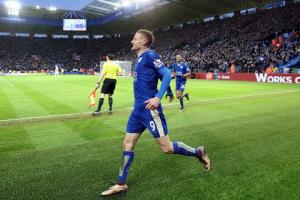 Vardy lập siêu phẩm sút xa