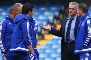 Jose Mourinho triệu tập các phụ tá, sẵn sàng thay thế Louis van Gaal