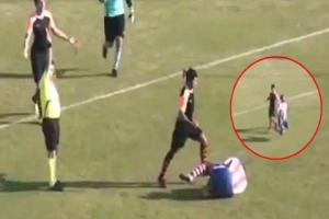 Cầu thủ gây phẫn nộ vì sút vào đầu đối phương