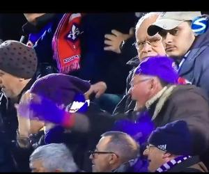 CĐV lớn tuổi phản ứng như bị điện giật trên khán đài