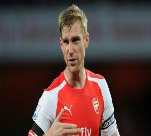 Mertesacker bôi gỉ mũi bừa bãi