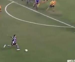 Siêu phẩm sút phạt với quỹ đạo bóng quái dị