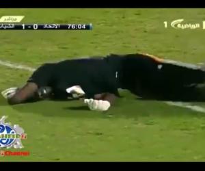 Thủ môn ăn vạ thô thiển sau va chạm nhẹ