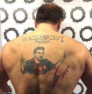 Xin được chữ kí Messi, fan cuồng tức tốc đi xăm vĩnh viễn