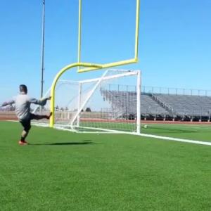 Những bàn thắng cực kì dị trên sân tập