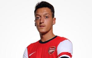 Siêu sao Ozil sút bóng vào lưới theo phong cách của môn bi-a
