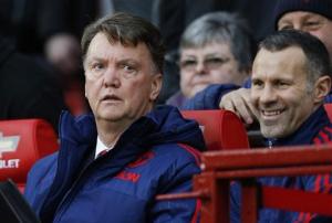 HLV Van Gaal giải thích quyết định sử dụng sơ đồ ba hậu vệ trước Swansea