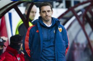 Mới sảy chân vài cú, Neville đã sợ nghề HLV