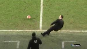 HLV làm trò hề trước quả bóng nổ