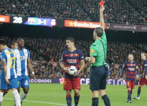 Bị chơi xấu, Luis Suarez chửi bậy và định nện đối thủ