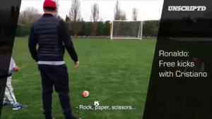 Clip độc: Ngôi sao Ronaldo thi đấu súng với con trai