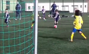 Thần đồng 10 tuổi xử lý bóng ngọt như Messi