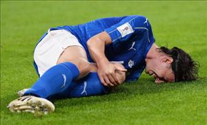 Bị rủa “chết”, tiền vệ Montolivo đáp trả bất ngờ