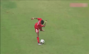 Cầu thủ vô danh thể hiện 2 tuyệt kỹ chưa từng có trong môn thể thao vua