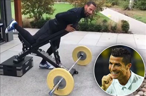 Ronaldo được đáp lễ hậu hĩnh sau màn chọc quê đồng đội cũ ở M.U