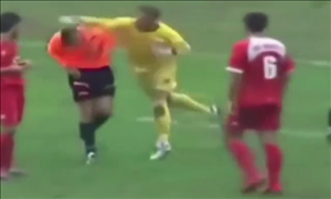 Những màn knock-out trọng tài sốc nhất làng bóng đá