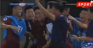 Hà Đức Chinh đánh đầu tung lưới U19 Triều Tiên