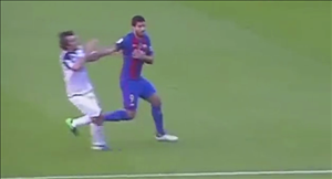 Luis Suarez may mắn không ăn thẻ dù đấm cầu thủ Deportivo