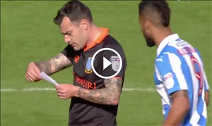 Clip vui: Cầu thủ đọc trộm chiến thuật thay người của đội bạn