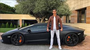 Ngôi sao Ronaldo ngạo nghễ ăn mừng chiến thắng bên siêu xe