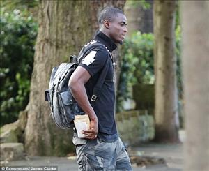 Eric Bailly thoải mái đi dép lê vào ngân hàng rút cả nắm tiền