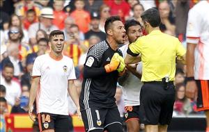 Valencia 2-3 Barca: Bóng ma trọng tài