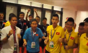 Clip nóng: U19 Việt Nam ăn mừng tưng bừng trong phòng thay đồ
