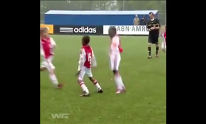 Dàn sao nhí Ajax bắt chước cách ăn mừng của Ronaldo