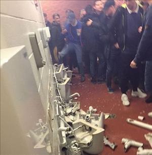 CĐV Man City hung hăng đập phá toilet tại sân Old Trafford