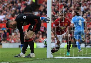 Dư âm M.U 1-1 Stoke: Công cùn thủ yếu