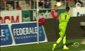 Thủ môn tức giận ném trái banh vào thẳng mặt cậu bé nhặt bóng