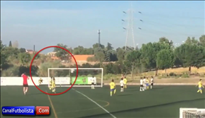 Ronaldo vui vẻ làm người nhặt bóng trong trận đấu của con trai